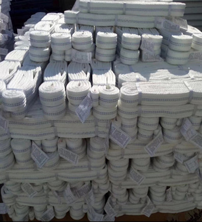 白色吊装带与吊车操作